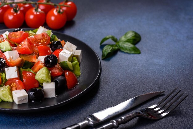 新鮮な野菜のフェタチーズとブラックオリーブのギリシャ風サラダ