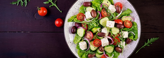 新鮮な野菜、フェタチーズ、カラマタオリーブのギリシャ風サラダ。健康食品。バナー。上面図