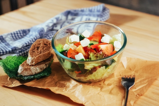 Греческий салат со свежими овощами, оливками с сыром фета