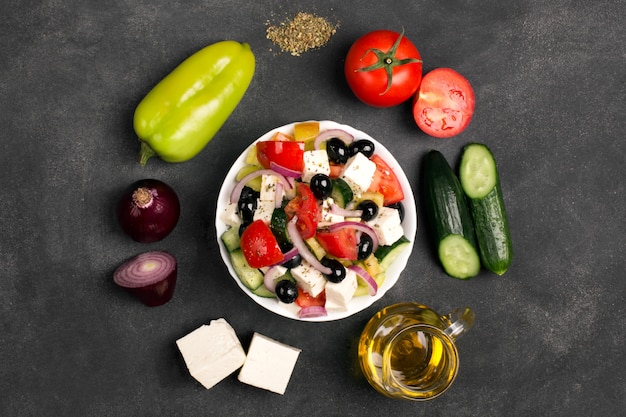 Греческий салат со свежими овощами