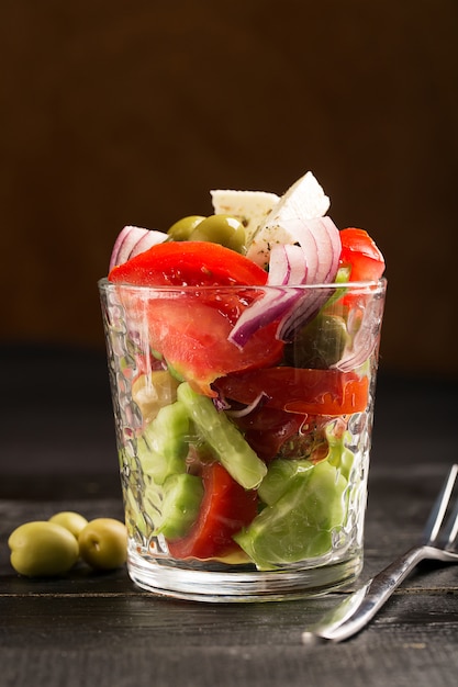 Греческий салат со свежими овощами