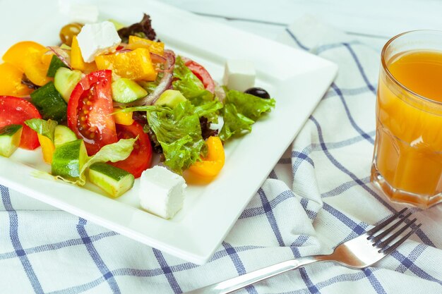 Foto insalata greca con verdure fresche