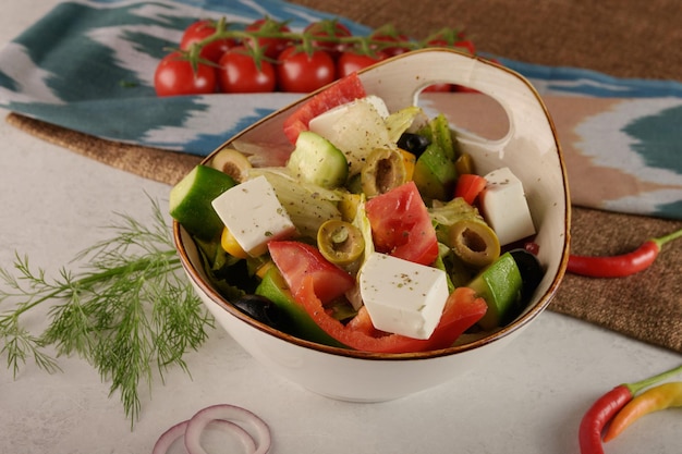 Photo greek salad with tomatoes and adras