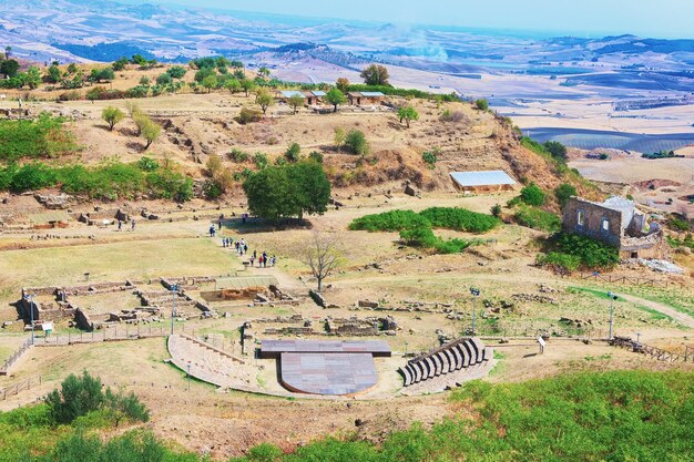 Photo greek theater and other ruins of old town in morgantina archaeological site, sicily, italy