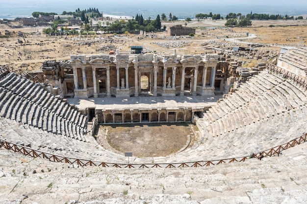 Foto il teatro greco di hierapolis, un'antica città della turchia