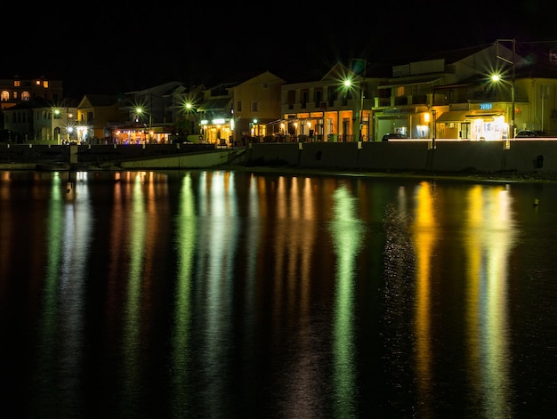 ギリシャのイオニア海にあるケファロニア島の夜のギリシャの観光の町