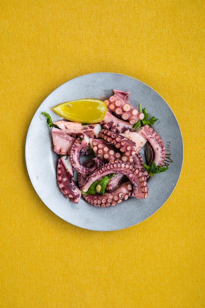 Фото Греческие традиционные морепродукты осьминог с оливковым маслом и лимонным соком осьминог севиче