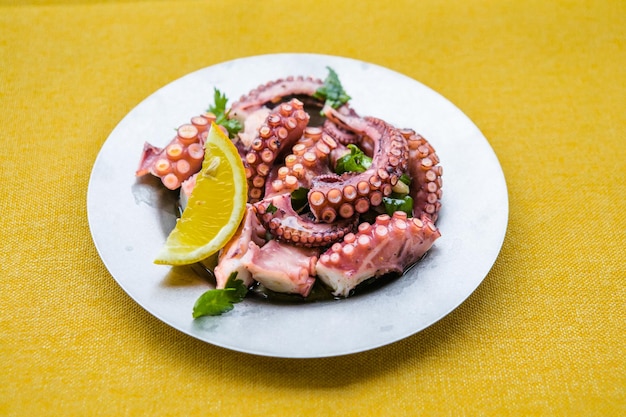 Foto pesce tradizionale greco polpo con olio d'oliva e succo di limone polpo ceviche