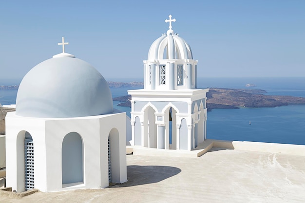 Chiesa ortodossa greca a cupola bianca e blu a firostefani sull'isola di santorini in grecia