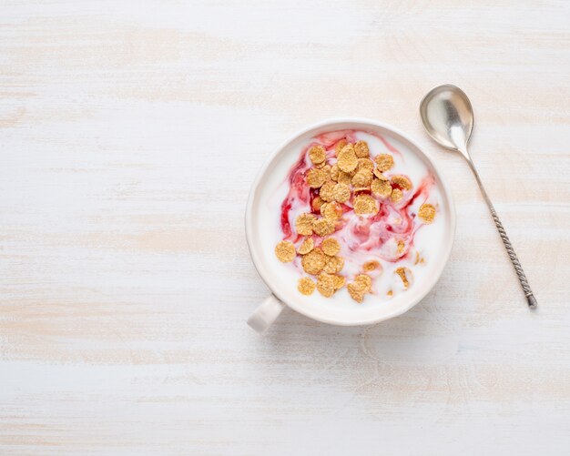 Photo greek yogurt with jam and muesli in white bowl