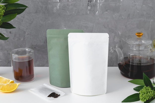 写真 お茶の緑と白の段ボール包装 灰色の背景にお茶のブランディングとパッケージのモックアップ