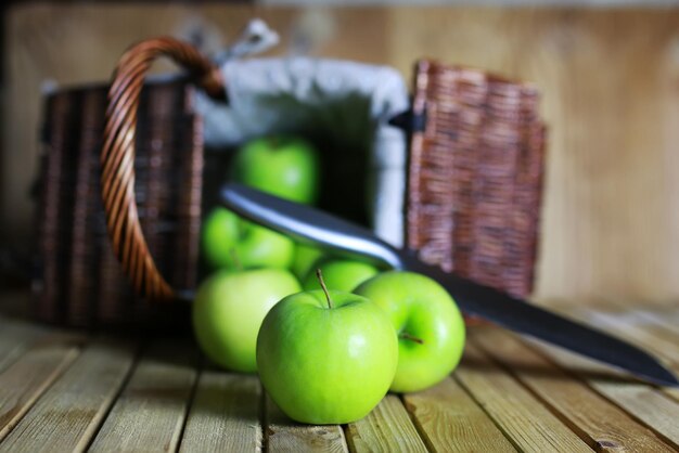 Photo green apple in a basket