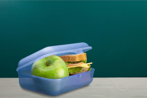 青リンゴと机の上の食べ物