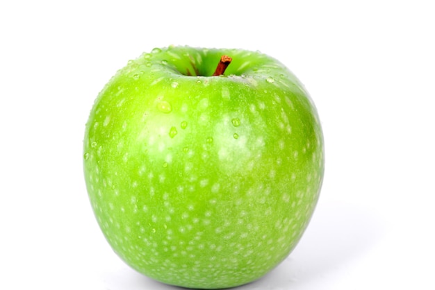 Зеленое яблоко изолировано на белом фоне. Крупным планом свежее зеленое яблоко.