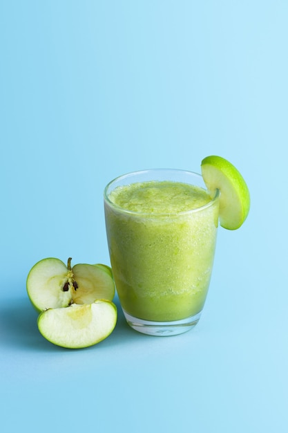 Photo green apple smoothie without any ingredients is a healthy drink that is valuable and a natural drink.