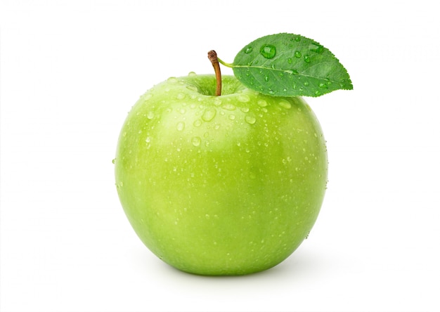Фото Зеленое яблоко с листьями и каплями воды на белом фоне