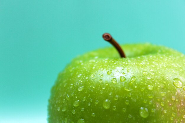 Photo green apple with walter drops.