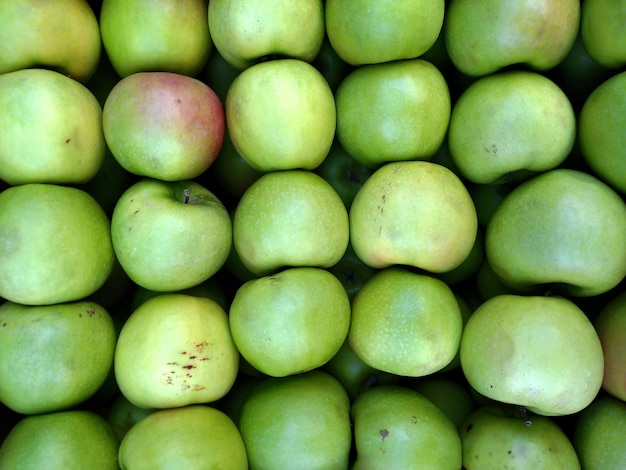 緑のリンゴの背景。健康食品