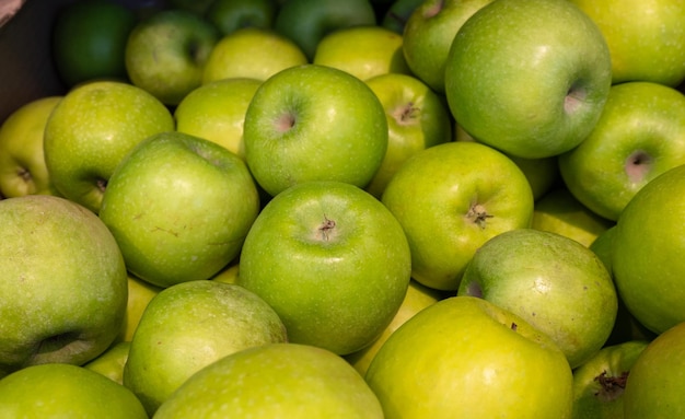 Photo green apples closeup on the market