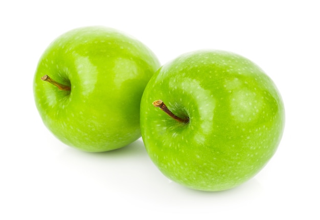 Зеленые яблоки, изолированные на белой поверхности