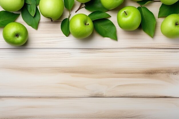 Foto mele verdi e foglie vista dall'alto sullo spazio libero del tavolo in legno per il testo