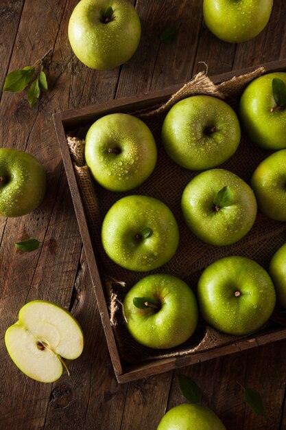 Photo green apples on wooden table