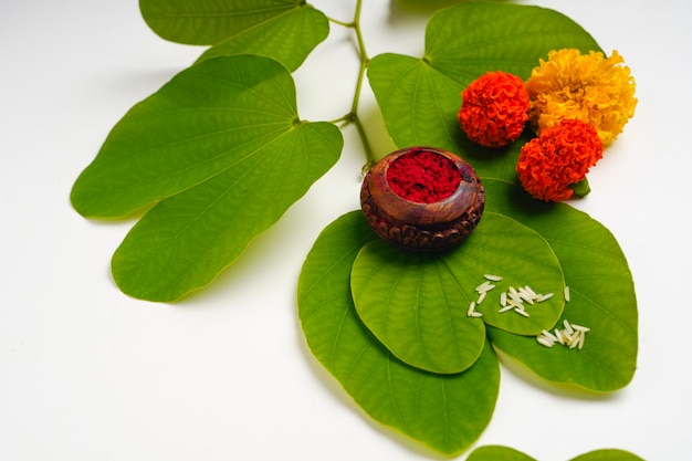 Photo green apta leaf and rice, indian festival dussehra