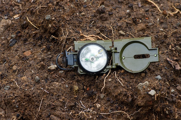 地面にある緑の軍の磁気コンパス