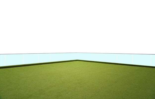 Tappeto erboso verde erba artificiale sul tetto con recinzione in vetro isolato su sfondo bianco.