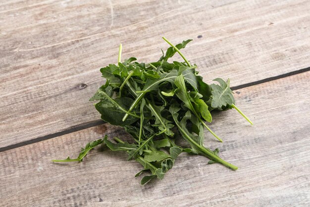 Photo green arugula heap over background