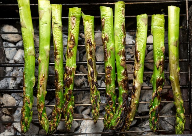 グリーンアスパラガスのグリルプレートでの調理と蒸しxAGRILLEDASPARAGUSxA