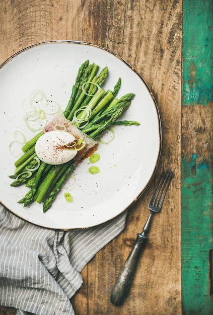 Green asparagus with softboiled egg