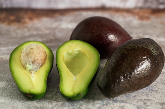 Фото Зеленый авокадо и его семена