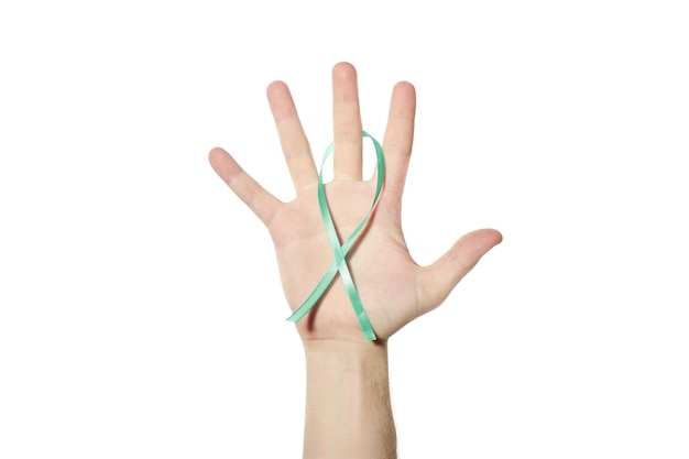 Foto nastro verde di consapevolezza in mano simbolo di salute mentale malattia di lyme o malattia renale isolata