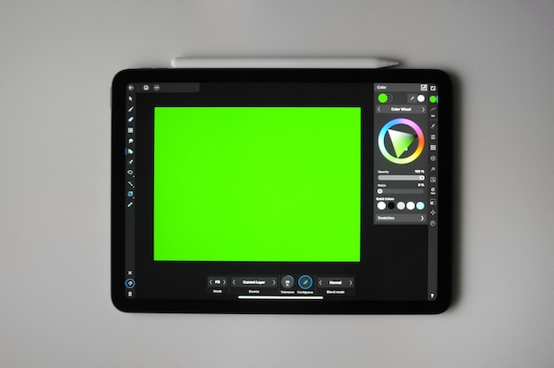 タブレット上のデジタルアートの緑の背景。リモートフリーランスの仕事。ホームクリエイティブ教育