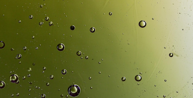 Photo a green background with bubbles and bubbles on it