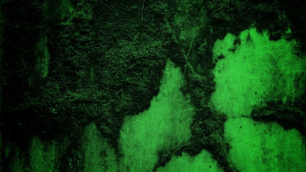 緑の背景に暗い背景と、緑の背景に木が描かれています。