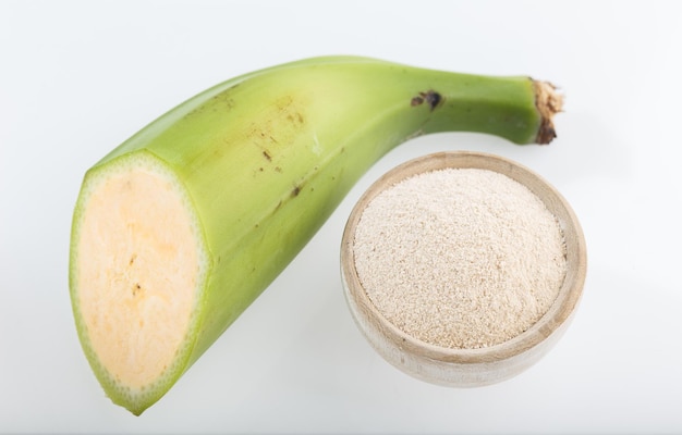 Photo green banana flour on white background