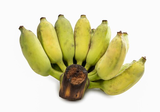 緑のバナナは、白い背景の上のバナナの手を食べる準備ができて黄色に変わります