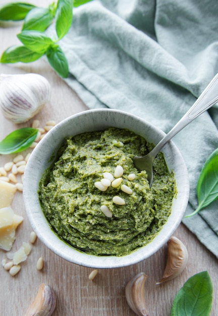 Photo green basil pesto