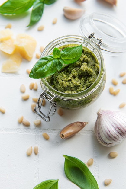 Foto pesto di basilico verde