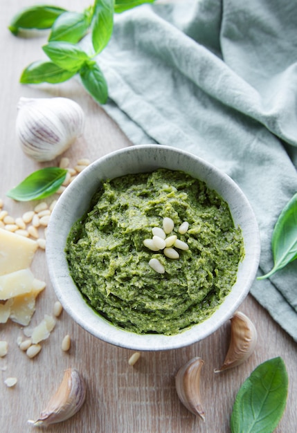 Photo green basil pesto