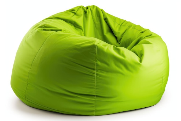 Зеленое кресло-мешок на белом фоне