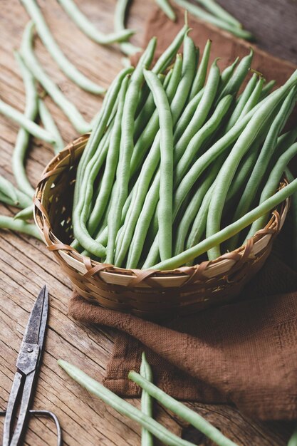 Photo green beans in basket on table