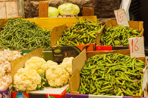 イスラエル、エルサレムの市場でのサヤインゲンと他の野菜