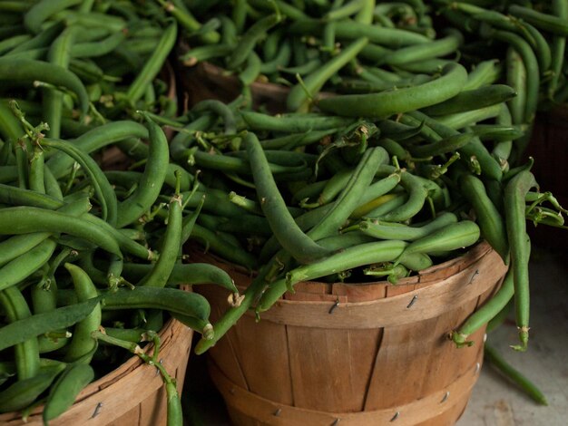 Foto peperoni fagiolini al mercato agricolo locale.