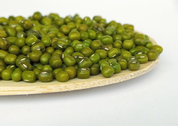 녹색 콩 (Vigna radiata) 은  소비를 대체하는 데 사용할 수 있는 식물 중 하나입니다.