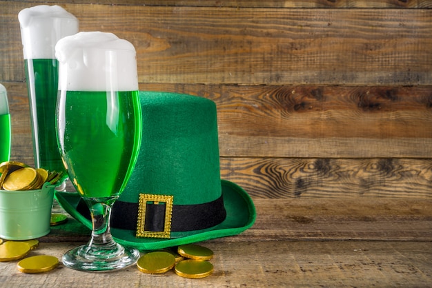 Bicchieri da birra verdi per la festa del giorno di san patrizio