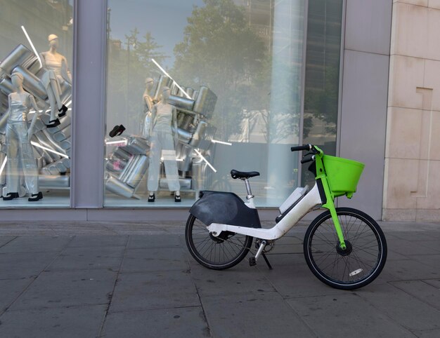 Foto una bici verde con sopra un cestino