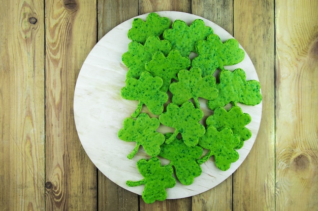 Photo green biscuit snack in the form of clover leaf